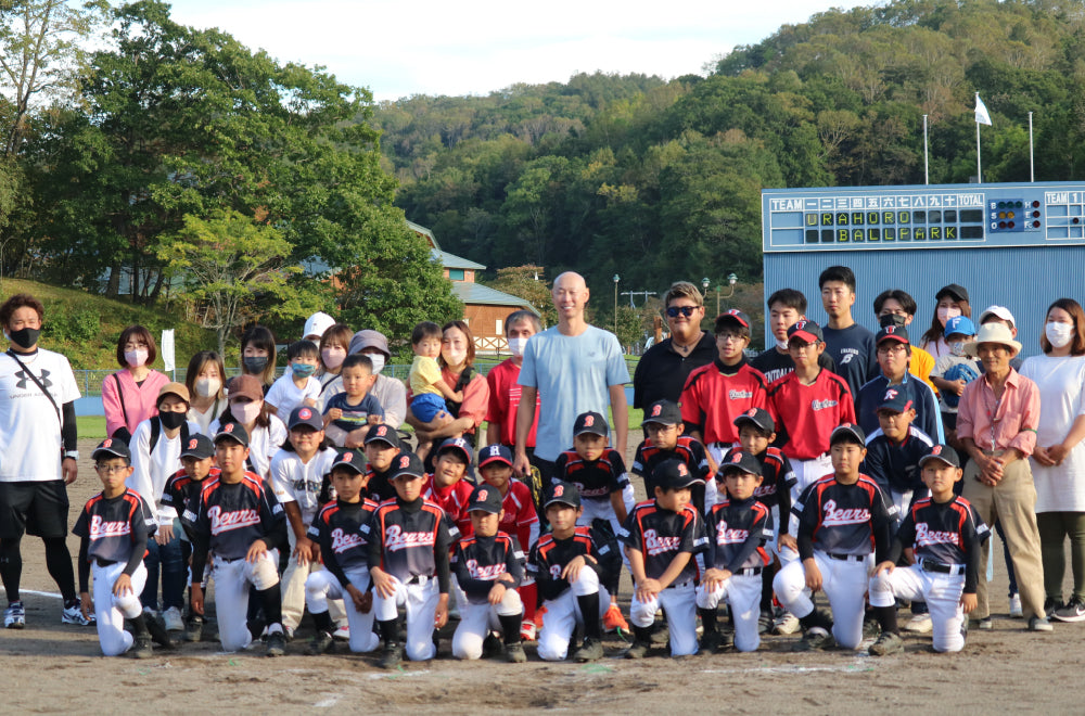 森本稀哲さんと子供たちを中心とした老若男女の集合写真